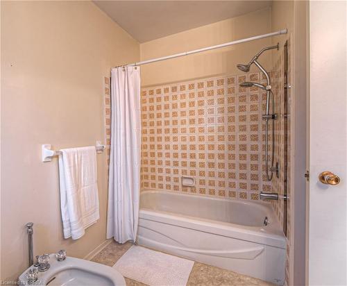 2 Meadowood Drive, St. George, ON - Indoor Photo Showing Bathroom