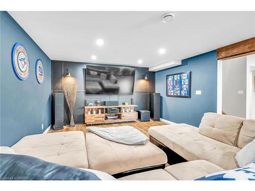 223 Oak Street, Simcoe, ON - Indoor Photo Showing Living Room