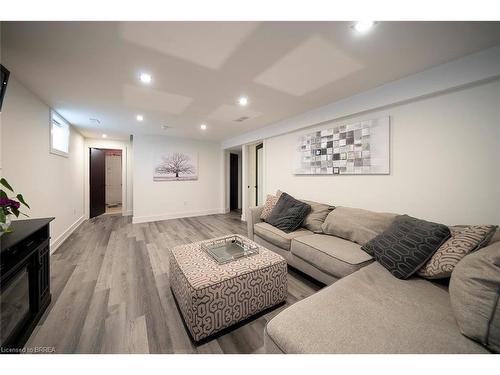 14 Willowbrook Drive, Welland, ON - Indoor Photo Showing Living Room