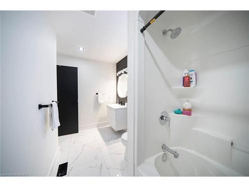 14 Willowbrook Drive, Welland, ON - Indoor Photo Showing Bathroom