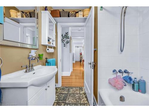 5-54 Dufferin Avenue, Brantford, ON - Indoor Photo Showing Bathroom