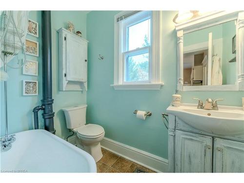 28 Foster Street, Brantford, ON - Indoor Photo Showing Bathroom