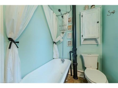 28 Foster Street, Brantford, ON - Indoor Photo Showing Bathroom