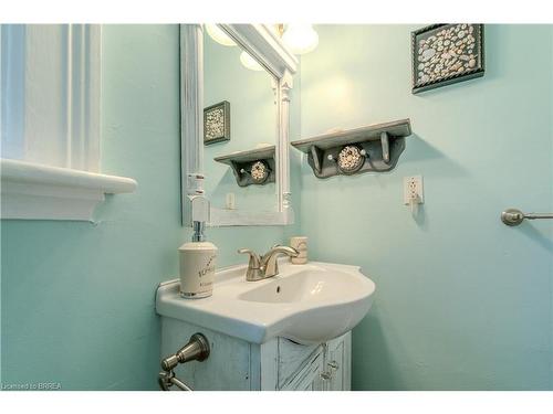 28 Foster Street, Brantford, ON - Indoor Photo Showing Bathroom