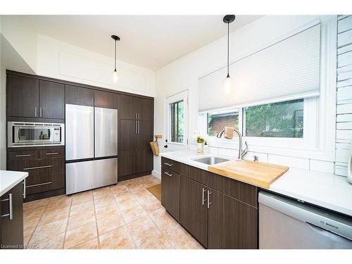 122 Balmoral Drive, Brantford, ON - Indoor Photo Showing Kitchen With Upgraded Kitchen