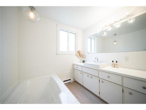 122 Balmoral Drive, Brantford, ON - Indoor Photo Showing Bathroom