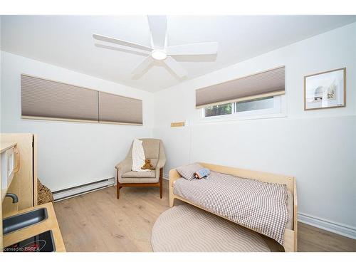 122 Balmoral Drive, Brantford, ON - Indoor Photo Showing Bedroom