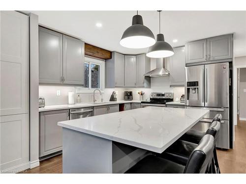 122 Gillin Road, Brantford, ON - Indoor Photo Showing Kitchen With Upgraded Kitchen