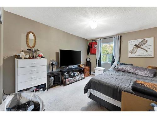 18-612 Grey Street, Brantford, ON - Indoor Photo Showing Bedroom