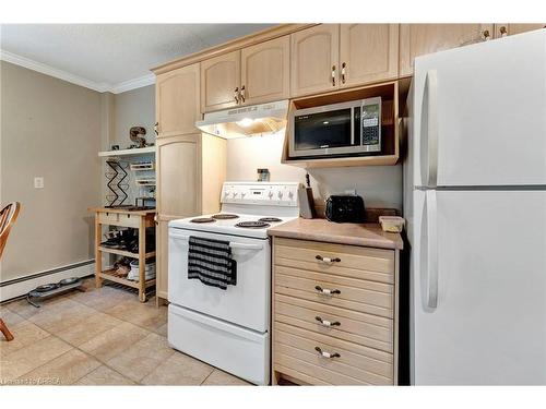 18-612 Grey Street, Brantford, ON - Indoor Photo Showing Kitchen