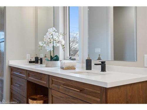 155 Parkside Drive, Brantford, ON - Indoor Photo Showing Bathroom