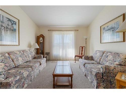 19-24 Griffiths Drive, Paris, ON - Indoor Photo Showing Living Room