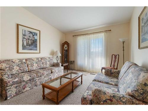 19-24 Griffiths Drive, Paris, ON - Indoor Photo Showing Living Room