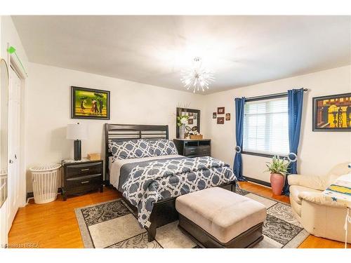 60 Highland Drive, Brantford, ON - Indoor Photo Showing Bedroom