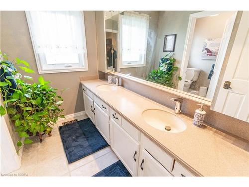 60 Highland Drive, Brantford, ON - Indoor Photo Showing Bathroom