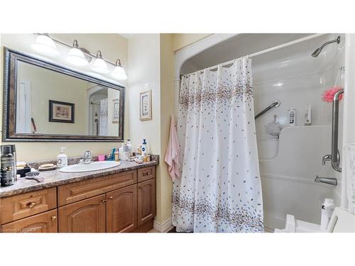 594 Grey Street, Brantford, ON - Indoor Photo Showing Bathroom