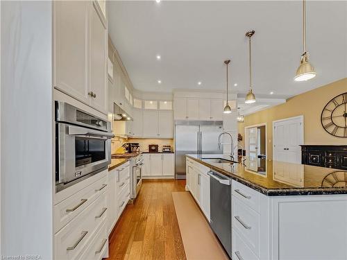 21 Westlake Boulevard, Brantford, ON - Indoor Photo Showing Kitchen With Upgraded Kitchen