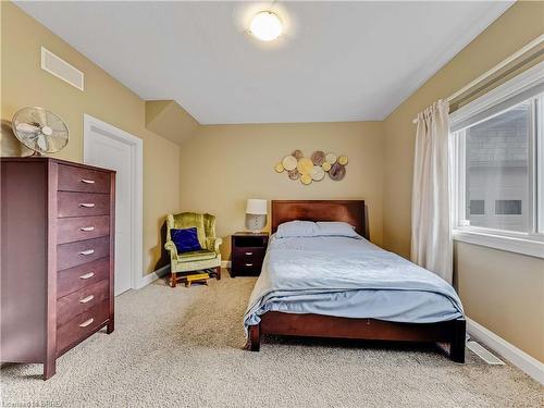 21 Westlake Boulevard, Brantford, ON - Indoor Photo Showing Bedroom