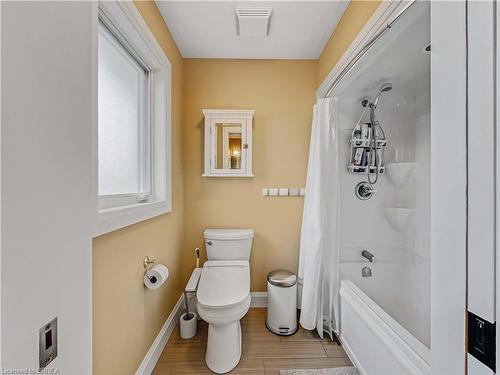 21 Westlake Boulevard, Brantford, ON - Indoor Photo Showing Bathroom