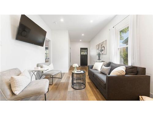 224 Sydenham Street, Brantford, ON - Indoor Photo Showing Living Room