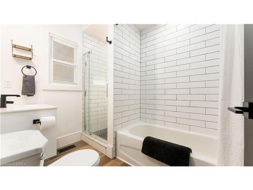 224 Sydenham Street, Brantford, ON - Indoor Photo Showing Bathroom