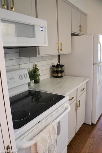 11-144 Concession Street E, Tillsonburg, ON - Indoor Photo Showing Kitchen