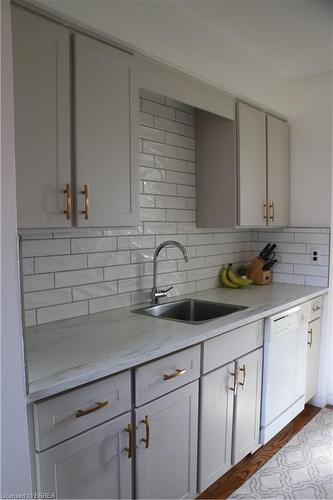 11-144 Concession Street E, Tillsonburg, ON - Indoor Photo Showing Kitchen