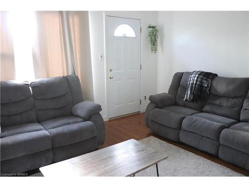 11-144 Concession Street E, Tillsonburg, ON - Indoor Photo Showing Living Room