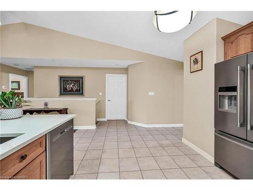 14-633 Park Road N, Brantford, ON - Indoor Photo Showing Kitchen