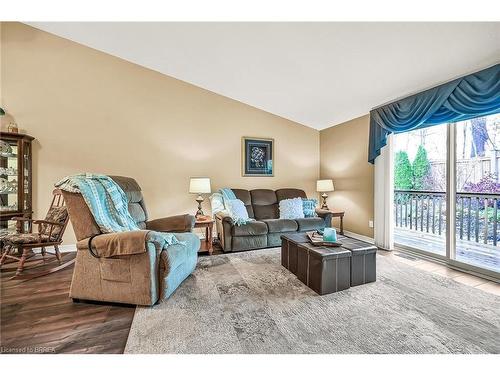 14-633 Park Road N, Brantford, ON - Indoor Photo Showing Living Room