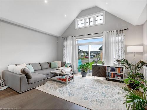 18 Cranberry Crescent, Simcoe, ON - Indoor Photo Showing Living Room