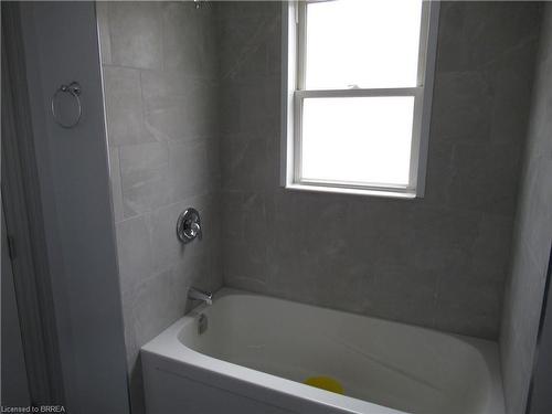 81 East Avenue, Brantford, ON - Indoor Photo Showing Bathroom