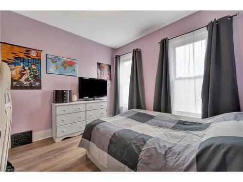 156 Park Avenue, Brantford, ON - Indoor Photo Showing Bedroom