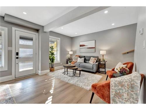 30 Curtis Street, Brantford, ON - Indoor Photo Showing Living Room