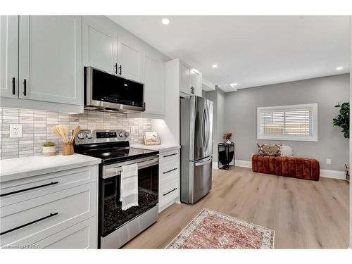 30 Curtis Street, Brantford, ON - Indoor Photo Showing Kitchen With Stainless Steel Kitchen With Upgraded Kitchen