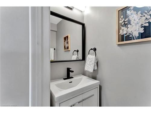 30 Curtis Street, Brantford, ON - Indoor Photo Showing Bathroom