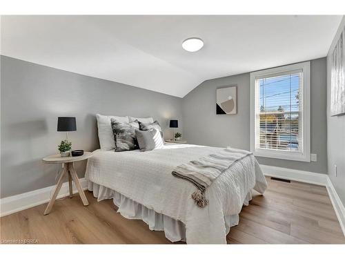 30 Curtis Street, Brantford, ON - Indoor Photo Showing Bedroom