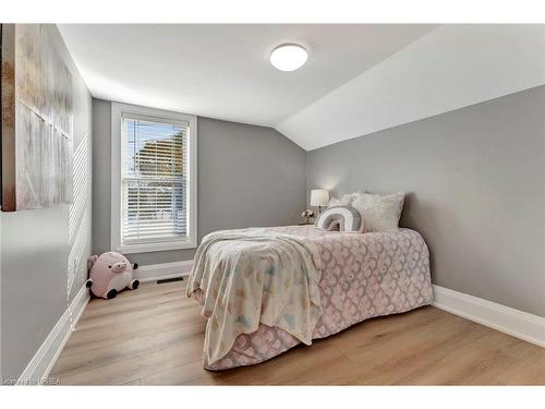 30 Curtis Street, Brantford, ON - Indoor Photo Showing Bedroom