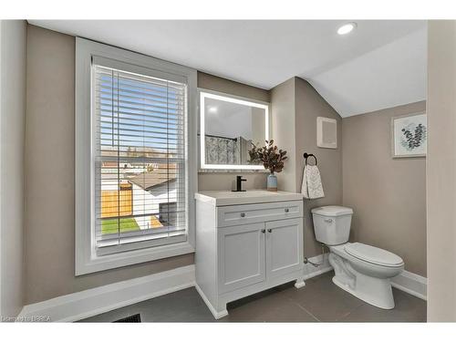 30 Curtis Street, Brantford, ON - Indoor Photo Showing Bathroom