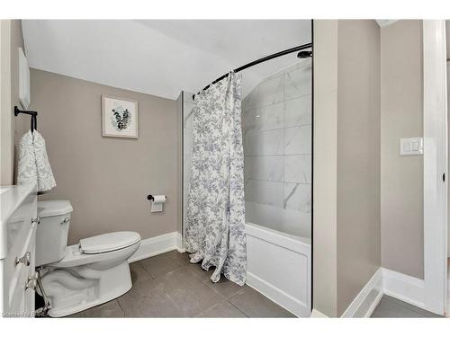 30 Curtis Street, Brantford, ON - Indoor Photo Showing Bathroom