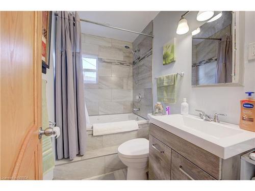 40 Division Street, Brantford, ON - Indoor Photo Showing Bathroom