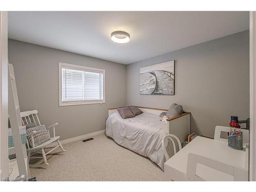 229 Springvalley Crescent, Hamilton, ON - Indoor Photo Showing Bedroom