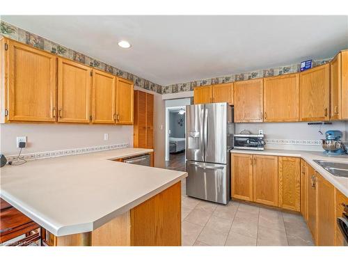 18 Latzer Crescent, Brantford, ON - Indoor Photo Showing Kitchen