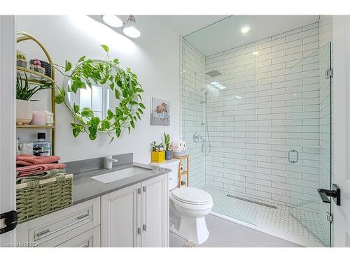 18 Bannister Street, Oakland, ON - Indoor Photo Showing Bathroom