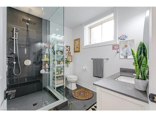 18 Bannister Street, Oakland, ON - Indoor Photo Showing Bathroom