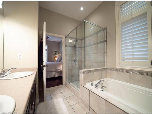 10-68 Fairview Drive, Brantford, ON - Indoor Photo Showing Bathroom