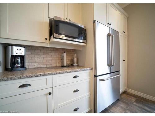 10-68 Fairview Drive, Brantford, ON - Indoor Photo Showing Kitchen