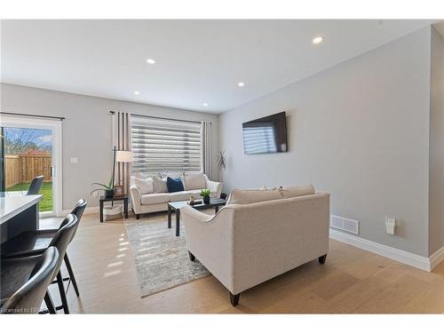 5 Sycamore Drive, Tillsonburg, ON - Indoor Photo Showing Living Room