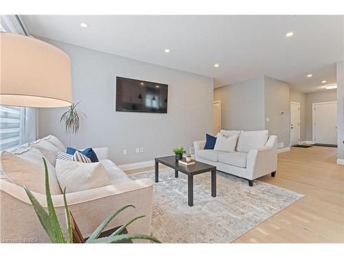 5 Sycamore Drive, Tillsonburg, ON - Indoor Photo Showing Living Room