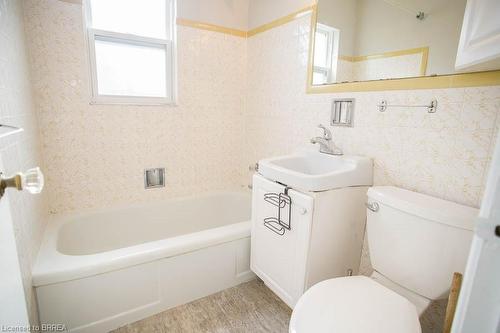 76 Mount Pleasant Street, Brantford, ON - Indoor Photo Showing Bathroom